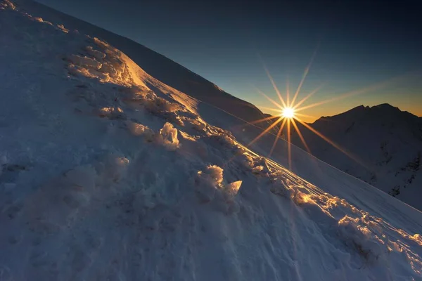 Hermosas Vistas Invierno Las Altas Montañas Tatra Con Turistas Esquiadores — Foto de Stock