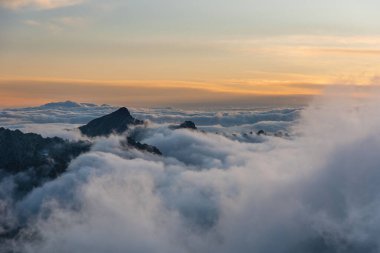 Polonya ve Slovakya yüksek Tatra dağlarında yaz günbatımları ve gün doğumları