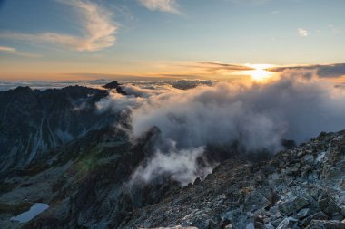 Polonya ve Slovakya yüksek Tatra dağlarında yaz günbatımları ve gün doğumları
