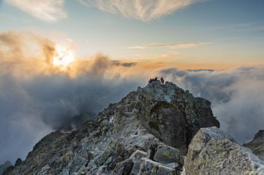 Polonya ve Slovakya yüksek Tatra dağlarında yaz günbatımları ve gün doğumları