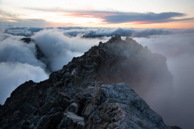 Polonya ve Slovakya yüksek Tatra dağlarında yaz günbatımları ve gün doğumları