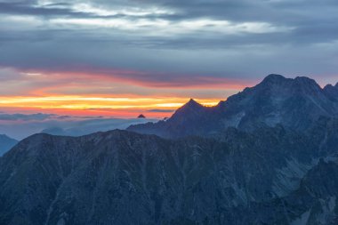 Polonya ve Slovakya yüksek Tatra dağlarında yaz günbatımları ve gün doğumları