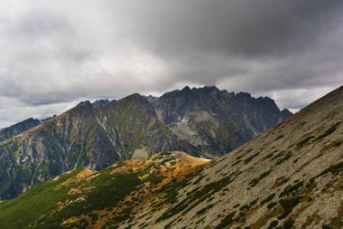 Polonya ve Slovakya yüksek Tatra dağlarında yaz günbatımları ve gün doğumları