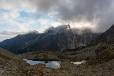 Polonya ve Slovakya yüksek Tatra dağlarında yaz günbatımları ve gün doğumları
