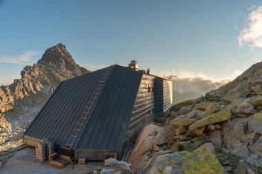 Polonya ve Slovakya yüksek Tatra dağlarında yaz günbatımları ve gün doğumları