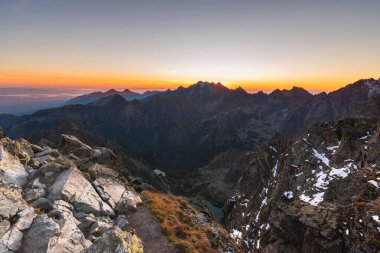 Polonya ve Slovakya yüksek Tatra dağlarında yaz günbatımları ve gün doğumları