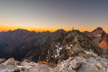 Polonya ve Slovakya yüksek Tatra dağlarında yaz günbatımları ve gün doğumları