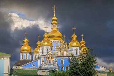 Aziz Michael 'ın Altın Kubbeli Manastırı ve dramatik gökyüzü, Kiev - Ukrayna