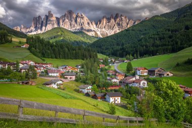 Funes Valley 'deki Idyllic St. Magdalena köyü, Dolomitler, Kuzey İtalya