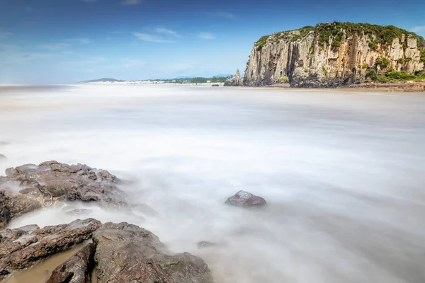 在巴西南部南里约格朗德岛托雷斯海滩的著名悬崖之上 长期暴露 — 图库照片