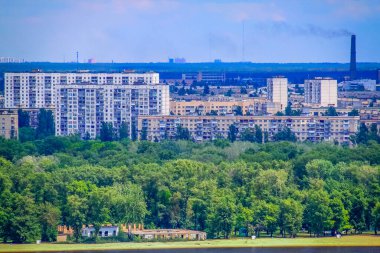 Kyiv-Ukrayna 'daki Sovyet gri komünist döneminden kalma binaların üzerinde.