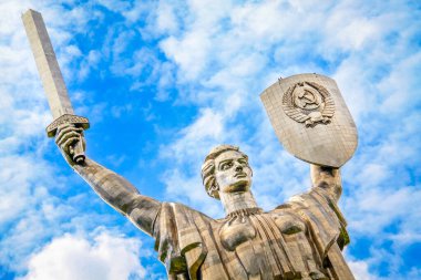 Güneşli bir günde Kiev 'deki Görkemli Anavatan Anıtı, Ukrayna