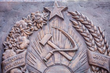 Rus komünist Çekiç ve Orak sembolü Ukrayna 'nın Kiev kentindeki eski Sovyetler Birliği' nden.