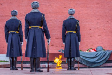 Kızıl Ordu askerleri Rusya Kremlin 'in dışındaki sonsuz ateşin önünde saygı gösteriyorlar.