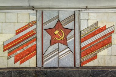 Rus komünist Çekiç ve Orak sembolü Ukrayna 'nın Kiev kentindeki eski Sovyetler Birliği' nden.