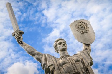 Güneşli bir günde Kiev 'deki Görkemli Anavatan Anıtı, Ukrayna