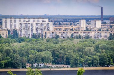 Kyiv-Ukrayna 'daki Sovyet gri komünist döneminden kalma binaların üzerinde.