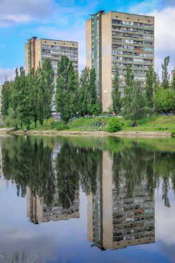 Kyiv-Ukrayna 'daki Sovyet gri komünist döneminden kalma binaların üzerinde.