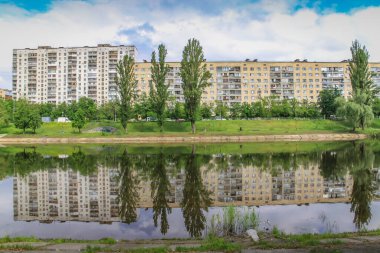 Kyiv-Ukrayna 'daki Sovyet gri komünist döneminden kalma binaların üzerinde.