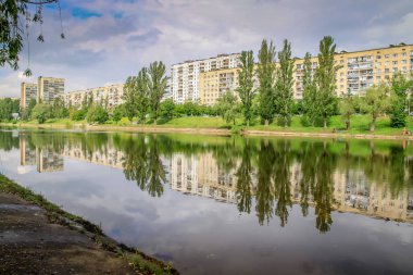 Kyiv-Ukrayna 'daki Sovyet gri komünist döneminden kalma binaların üzerinde.