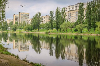 Kyiv-Ukrayna 'daki Sovyet gri komünist döneminden kalma binaların üzerinde.