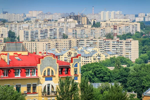 Kyiv-Ukrayna 'daki Sovyet gri komünist döneminden kalma binaların üzerinde.