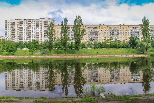 Kyiv-Ukrayna 'daki Sovyet gri komünist döneminden kalma binaların üzerinde.