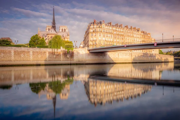 Notre Dame Cathedral Reflection Seine River Golden Sunrise Paris France — Foto de Stock
