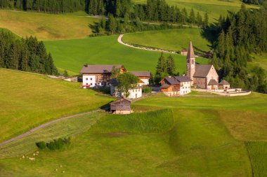Kuzey İtalya, Dolomites 'te ikonik kilisesi olan St. Maddalena köyü ve çayır.. 
