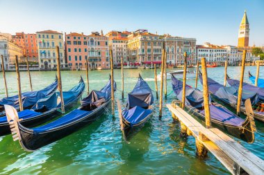 Huzurlu güneşli bir günde İtalya, Venedik, Rialto yakınlarında gondol iskelesi olan büyük kanal.. 