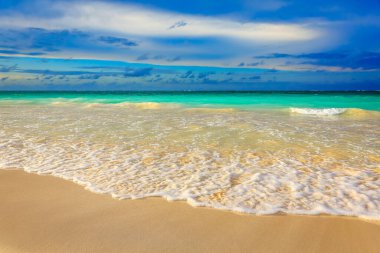 Güneşli bir günde Dominik Cumhuriyeti 'nde cennet Punta Cana' da tropik plajlar. 