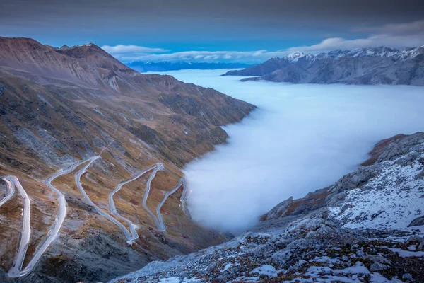 Paso Stelvio Camino Montaña Sobre Nubes Brumosas Los Alpes Italianos — Foto de Stock