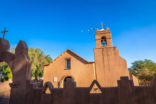 Holubice Volně Létají Nad Kostelem San Pedro Atacama Slunečného Dne — Stock fotografie
