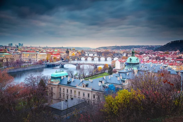 Por Encima Los Puentes Edificios Praga Amanecer Desde Letna Park —  Fotos de Stock