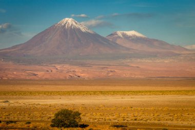 Atacama 'daki Licancabur volkanı dünyanın en kuru çölü, Şili.