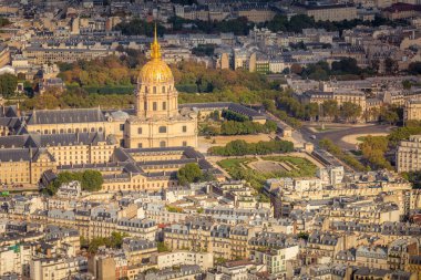 Les Invalides ve Paris 'in çatıları altın gün doğumu Paris, Fransa