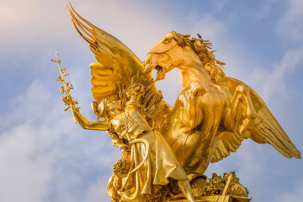 Golden Fame Sculpture Pont Alexandre Iii Sunny Day Paris France — Foto de Stock