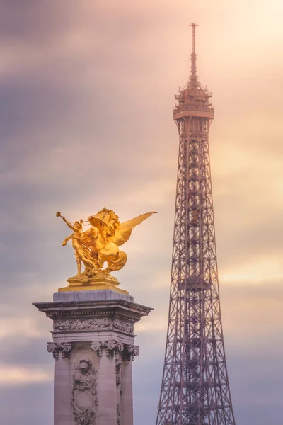 Eiffel Torony Pont Alexandre Iii Szobra Drámai Naplementében Párizs Franciaország — Stock Fotó