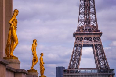 Trocadero 'dan Eyfel Kulesi. Paris, Fransa' da altın heykel çizgisi var.