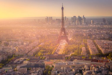 Eyfel Kulesi ve Paris çatıları dramatik gündoğumunda Paris, Fransa
