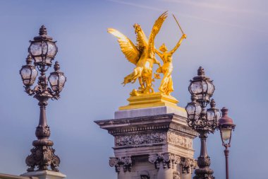 Pont Alexandre III, Paris, Fransa 'daki sokak lambaları ve heykelleri.