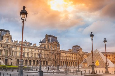 Louvre Meydanı 'nda Tuileries' in sokak ışıkları ve dramatik gökyüzü, Paris, Fransa