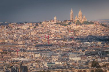 Montparnasse ve Montmartre 'nin Paris çatıları açık gökyüzünde Paris, Fransa