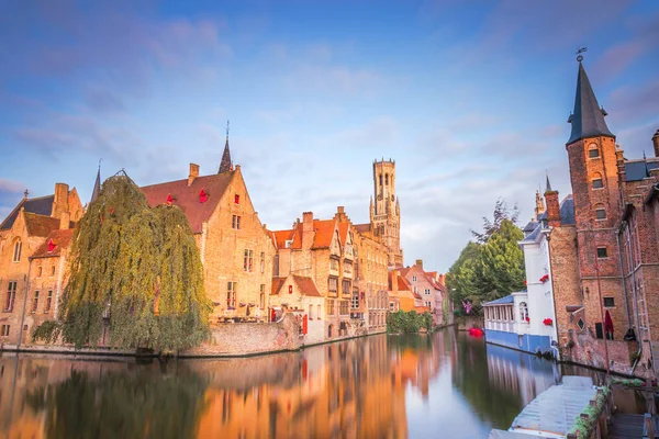 Rozenhoedkaain Kanava Auringonnousun Aikaan Heijastuksineen Hämärine Pilvineen Bruges Belgia — kuvapankkivalokuva
