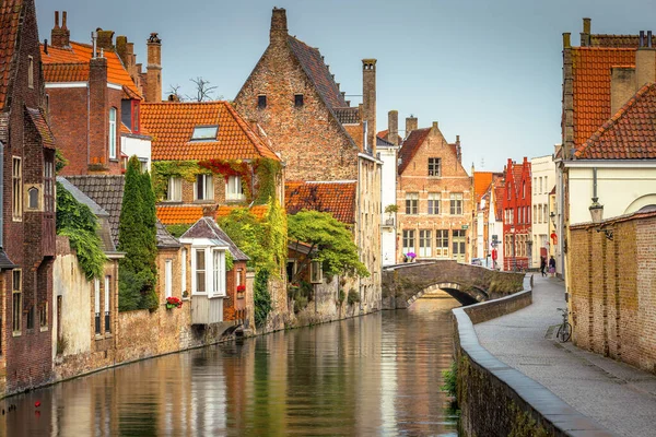 Peaceful Canal Idyllic Bruges Bridge Reflection Belgium — Stock Fotó