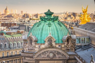 Paris, Fransa 'nın açık gökyüzünde, cupola of opera' nın üzerinde mimari panorama