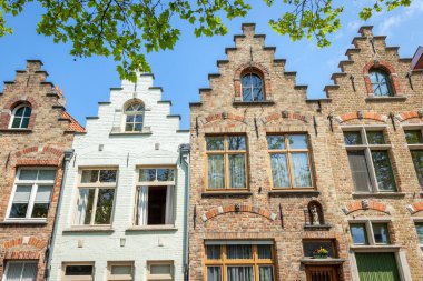 Bruges Flaman mimarisi güneşli bir günde Belçika 'da cephe inşa ediyor.