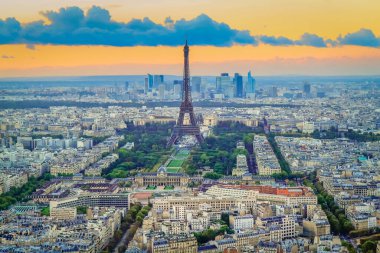 Montparnasse 'den Eyfel Kulesi manzaralı dramatik gün batımında Paris, Fransa