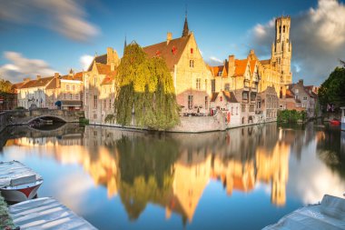 Rozenhoedkaai Kanalı güneş doğarken yansıma ve bulanık bulutlarla, Bruges, Belçika