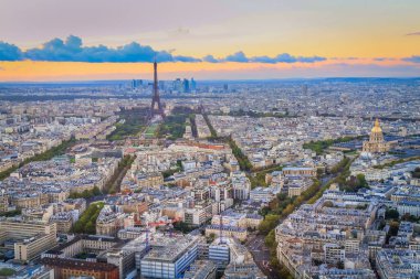 Montparnasse 'den Eyfel Kulesi manzaralı dramatik gün batımında Paris, Fransa